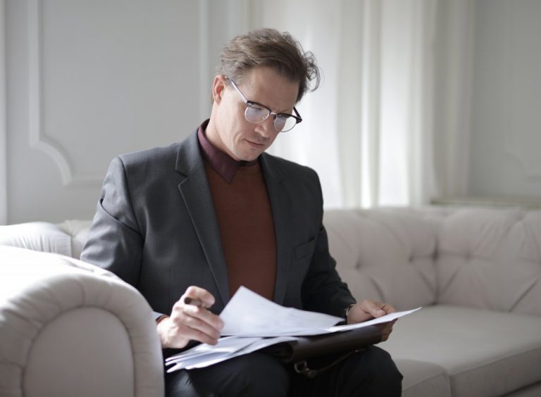 Skillnad Mellan Jurist Och Advokat